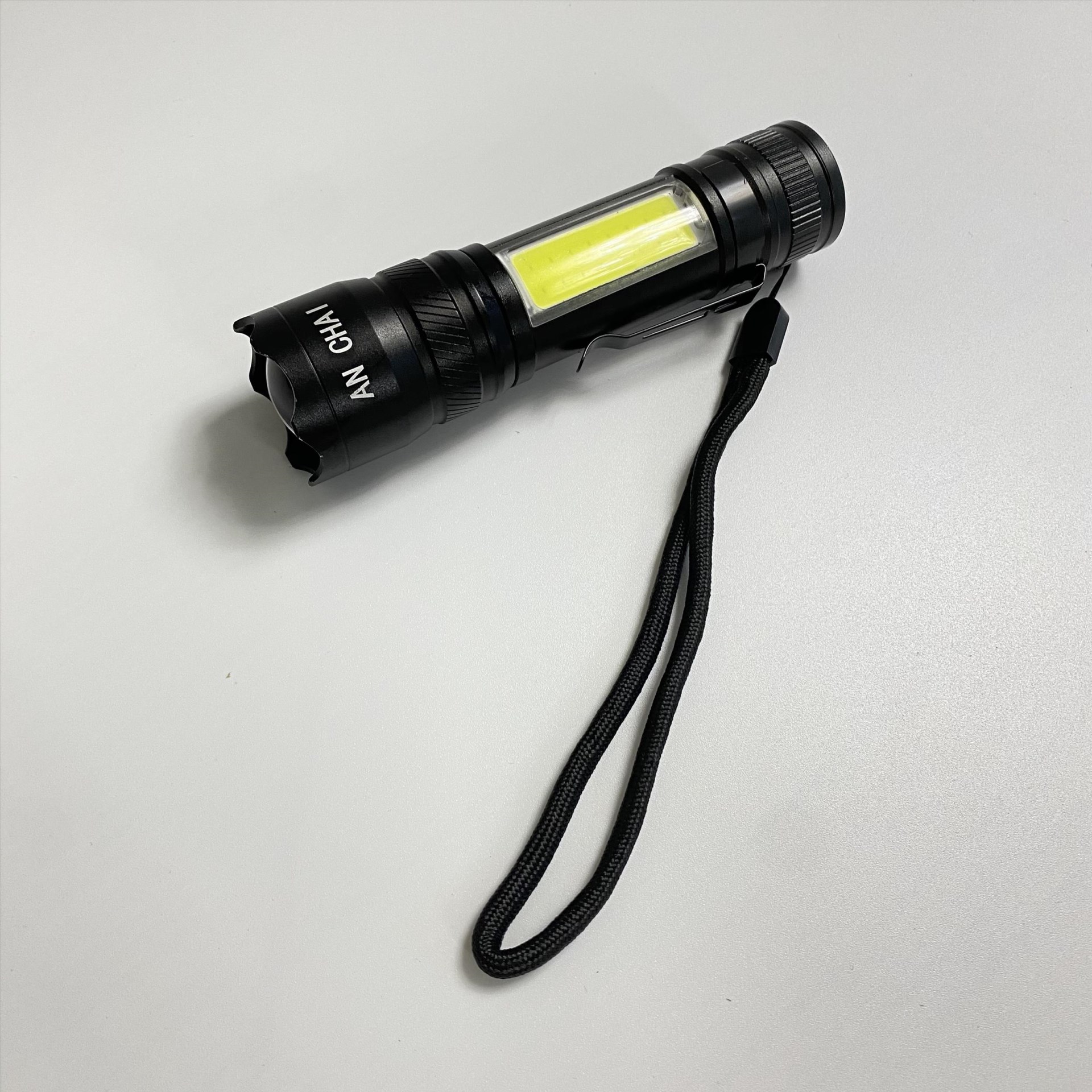 充電式強光手電筒